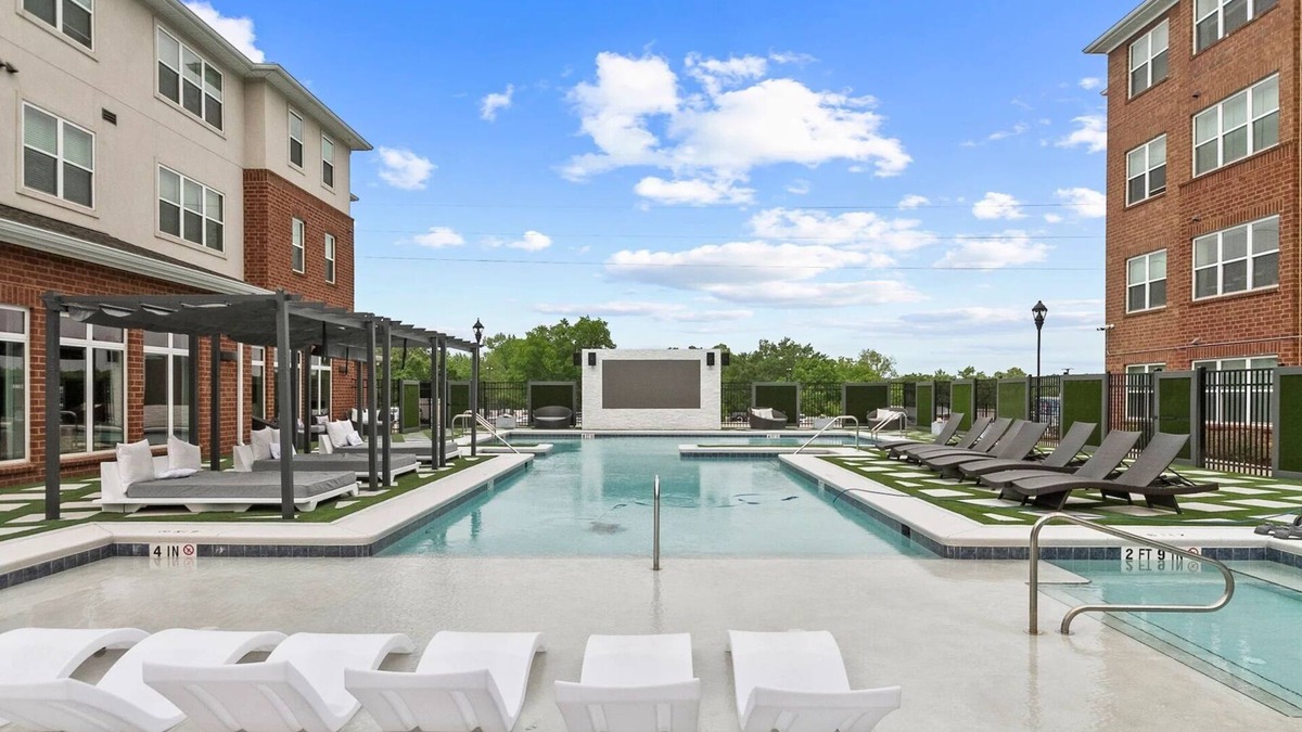 Tuscaloosa Condo | Rollin' on the River - Book for Football Season! Complex Pool & River Views!