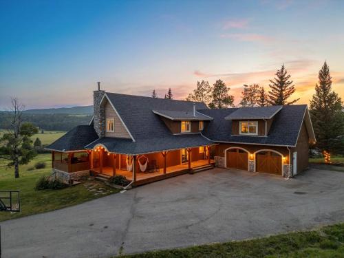 Millarville House | Rolling Hills Retreat - Family Friendly