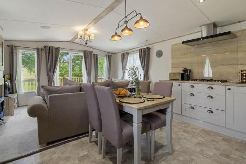 Newton Saint Cyres Ski Chalet | Rolling Hills Splash Escape - Heated Communal Swimming Pool & Fishing Nearby