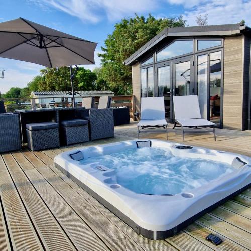 Frognall Apartment | Rolo's Lakeside Lodge With Hot Tub & Hi-Speed Wifi