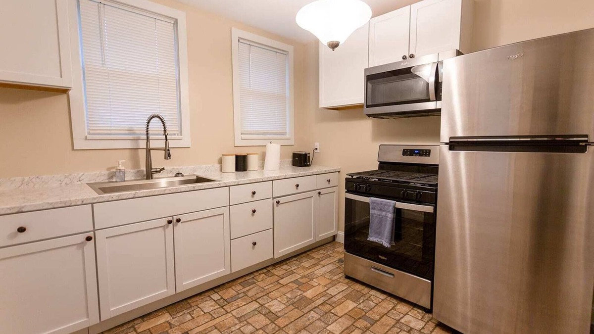 Norwood House | Rolston House - 1 Bed House near Xavier & Downtown