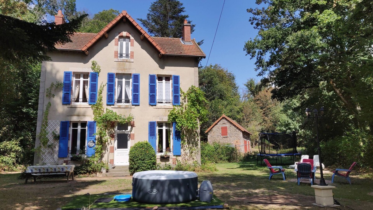 Buxieres-sous-Montaigut House | Romantic 19th century country home with a big garden and BBQ.