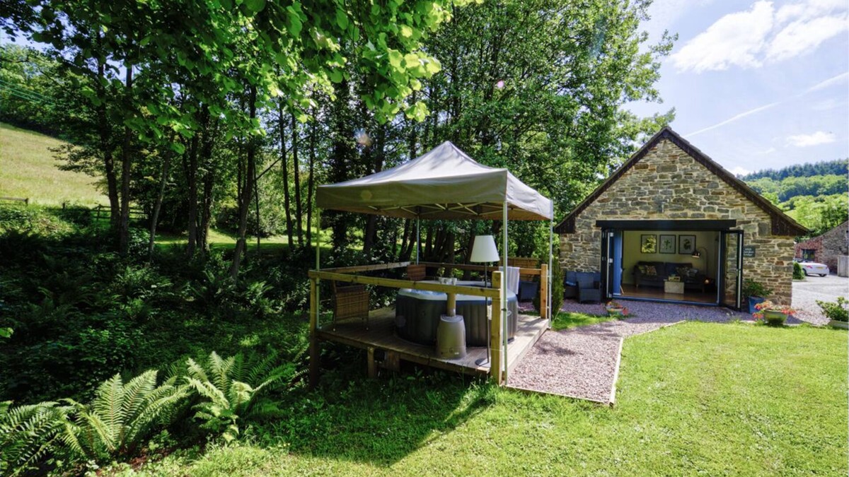 Longhope Cabin | Romantic 1 Bedroom Lodge (optional hot tub) in Forest of Dean &Wye Valley ANOB