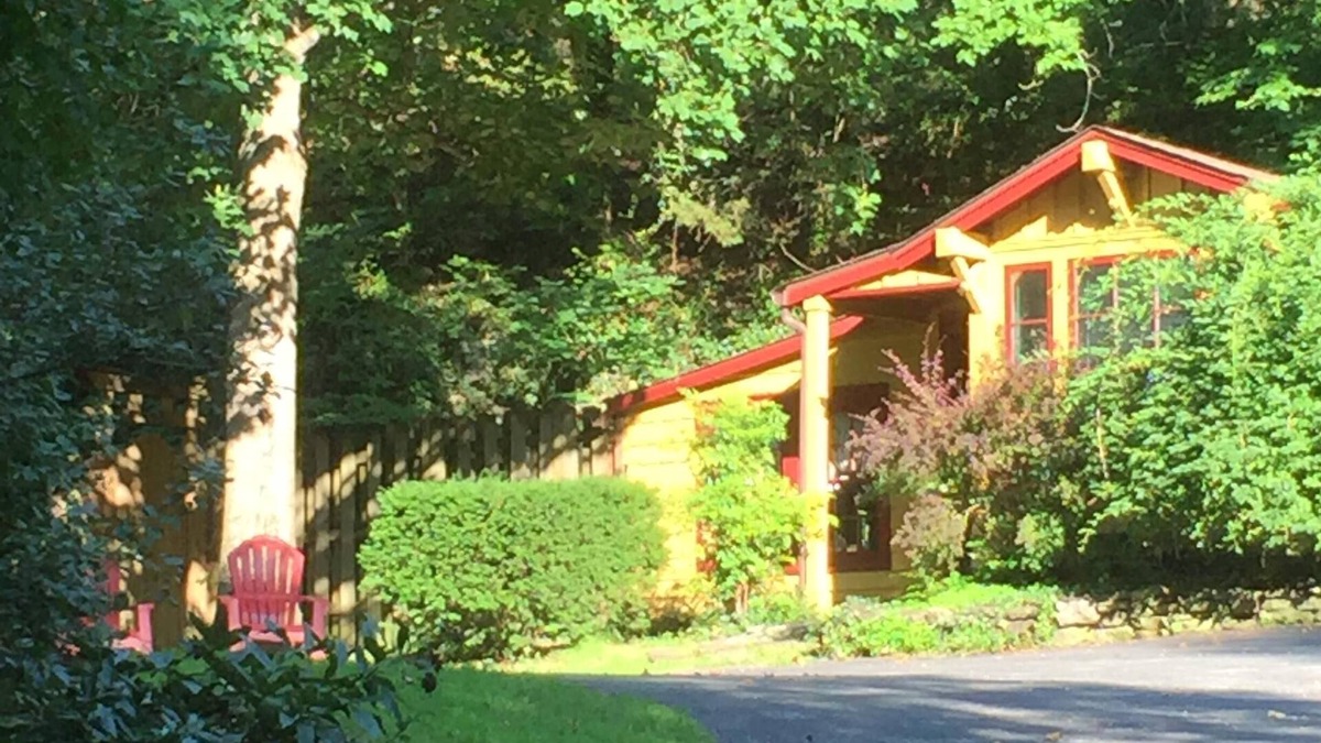 Eureka Springs Historic District Cottage | Romantic, 1 bedroom cottage walking distance to downtown, pet friendly, private.