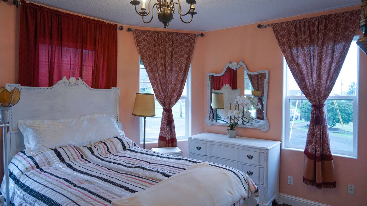 Astoria Condo | Romantic 2 Bed-2 Baths Condo w Views of Columbia