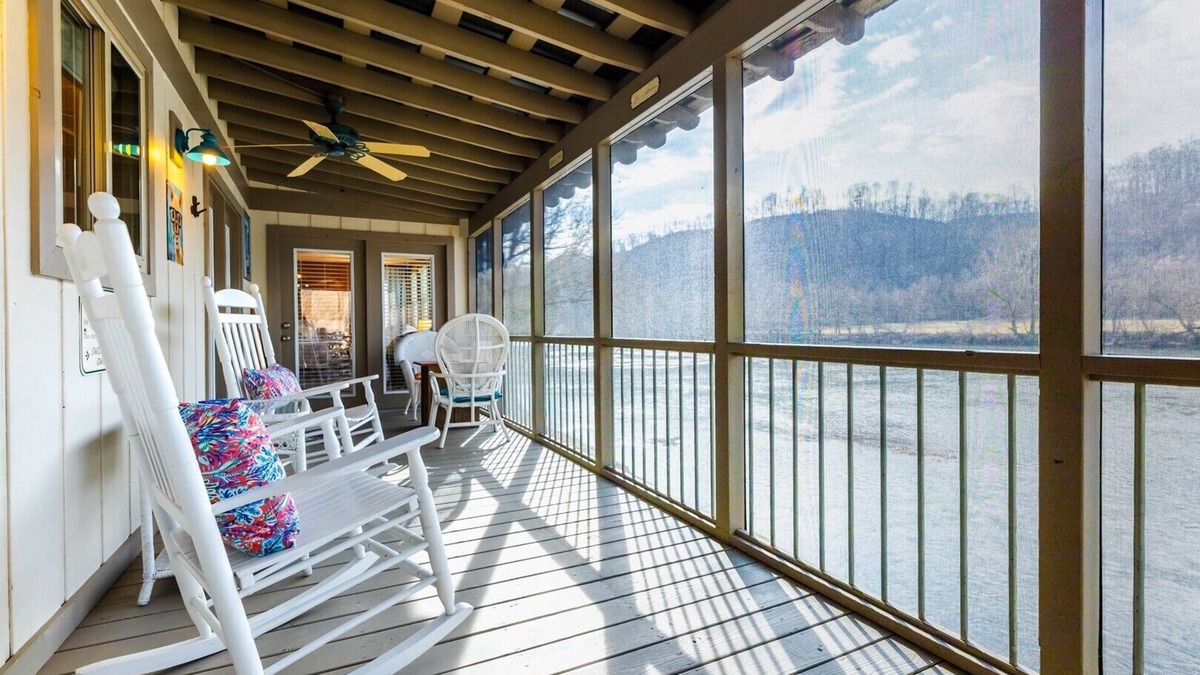 Draper Cabin | Romantic, 20 Ft from New River! 1B2B - Blue Moon