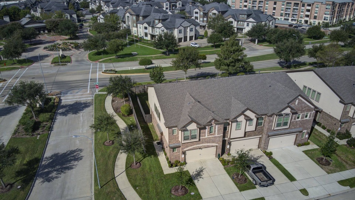 Rosenberg House | Romantic 3-BR Townhouse With Backyard ~ Double Story - Pet Friendly!