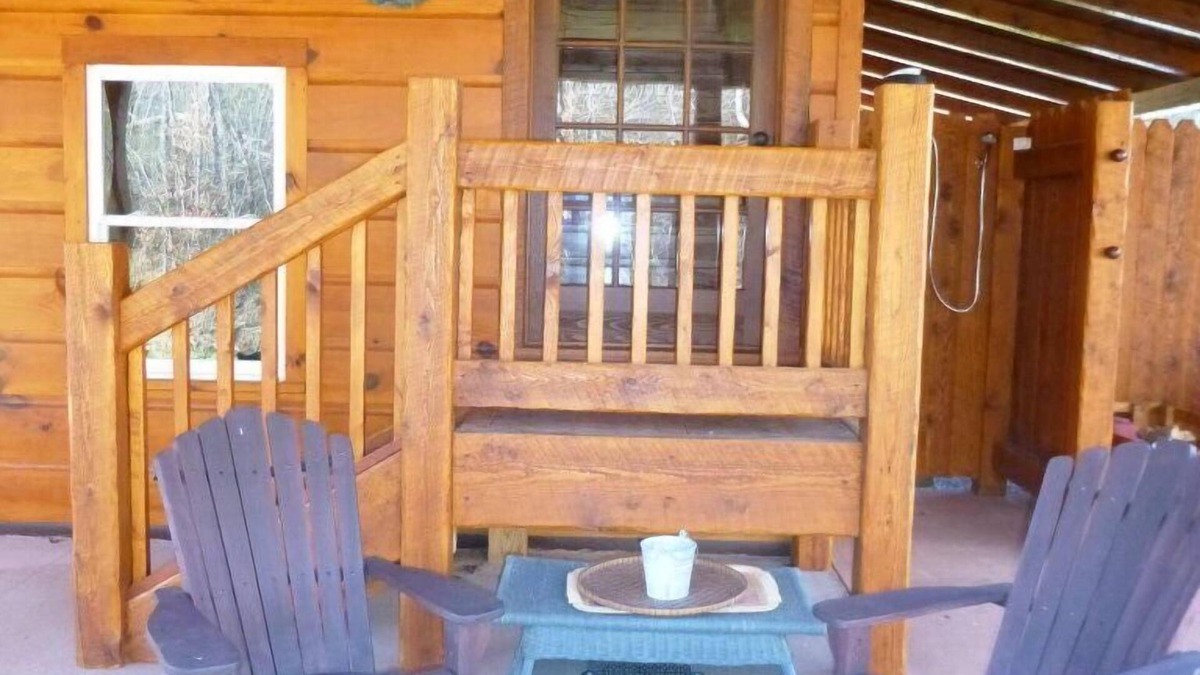 Bostic Cabin | Romantic 5* Luxury Creekside Cabin for 2 * 28 acres * Jacuzzi * Home Made Bread