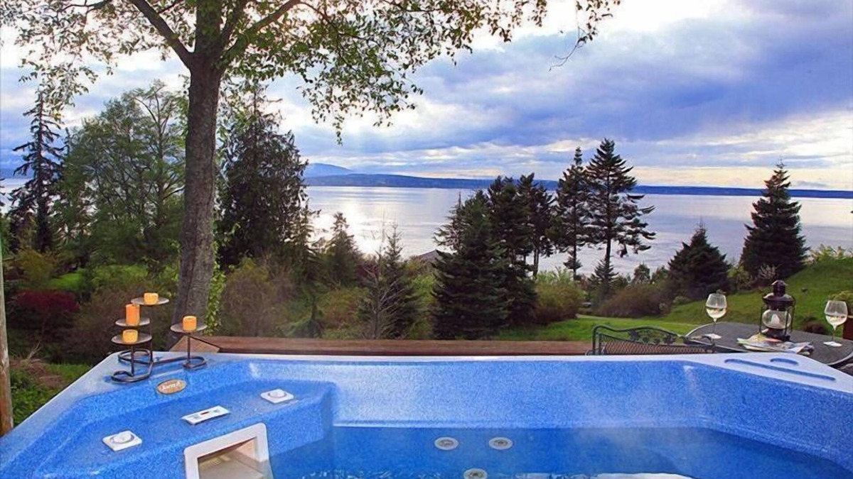Freeland House | Romantic and Charming Cottage with hot tub, on beautiful one acre view lot!