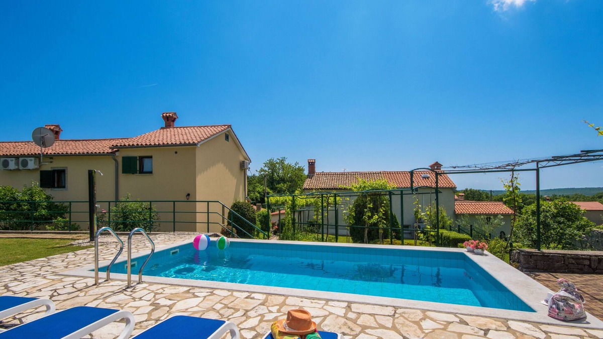 Presika Villa | Romantic and family-friendly pool Villa, minutes from the beach