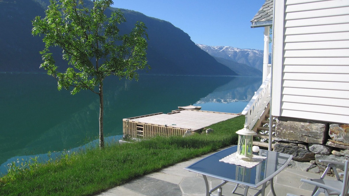 Ulvik House | Romantic and Lovely Holidayhouse located by the edge of the undisturbed Oaafjord