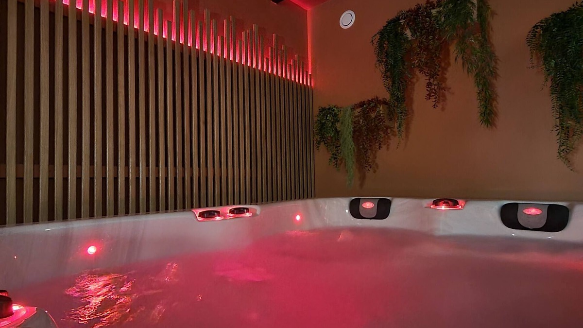 Heming Apartment | Romantic and Well-Being Loft with Spa, Sauna, Tantra Armchair.