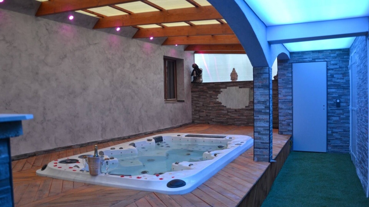 Espondeilhan Apartment | Romantic apartment with large spa