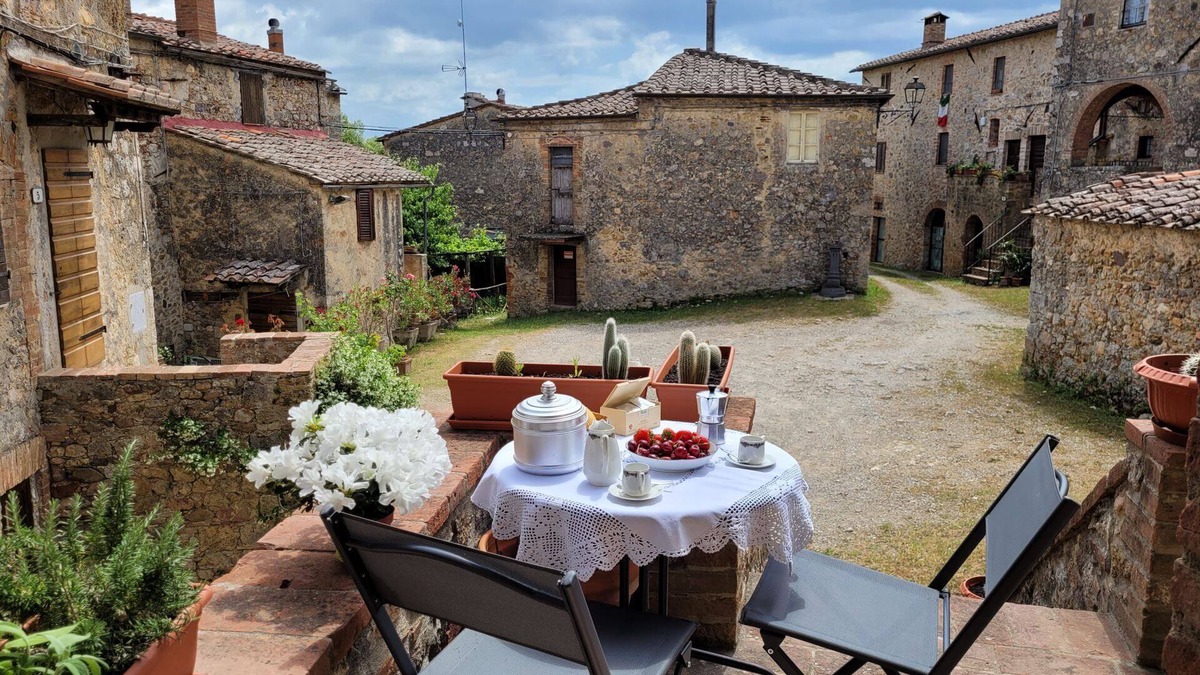 Castello di Tocchi Apartment | Romantic apartment located in a hamlet in the Sienese countryside