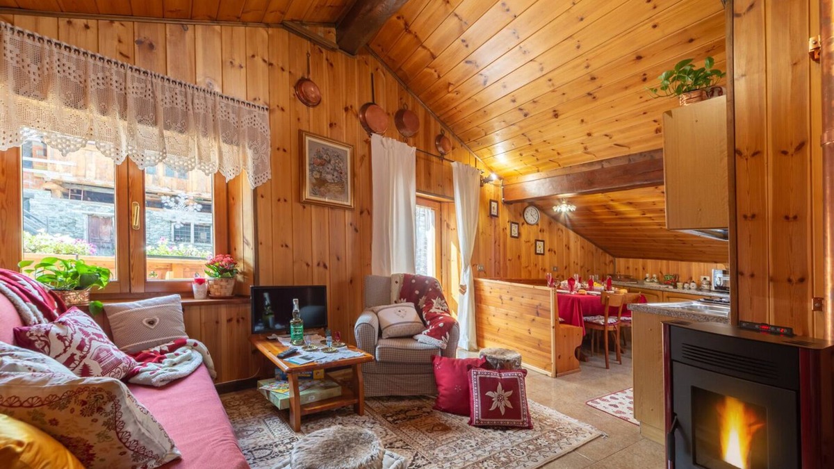 Lignod Apartment | Romantic attic 3.4 km from the Champoluc slopes