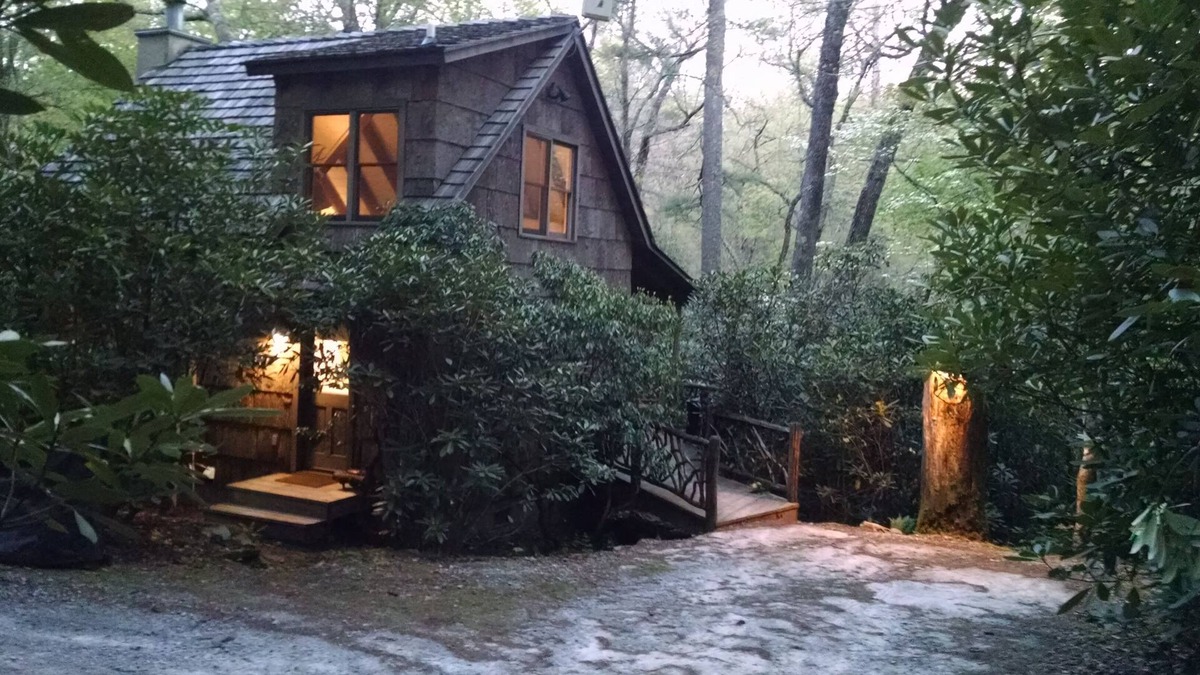 Cashiers Cabin | Romantic, bark covered cottage-close to town, book a summer stay now!🌲🍷🌲