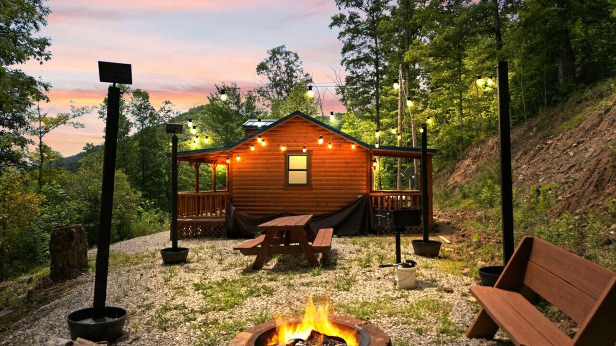Stanton Cabin | Romantic Cabin | 9 Mn to Gorge | Dog Friendly Stay