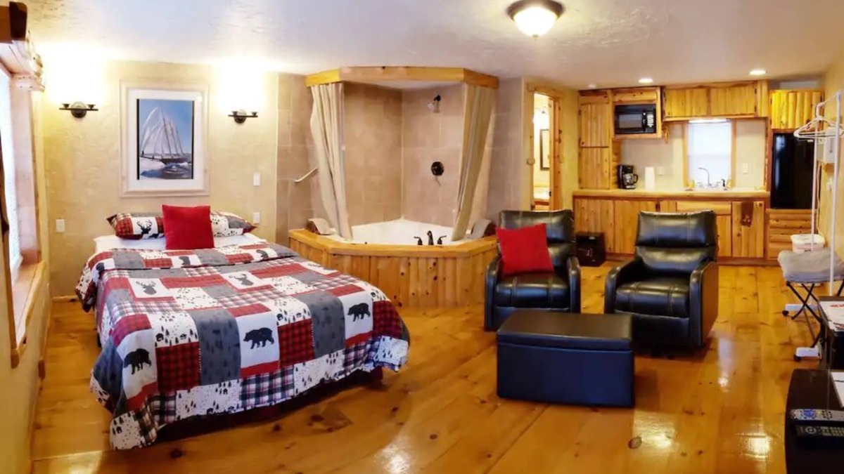 Rockaway Beach House | Romantic Cabin at the Lake - Campfire - Marina