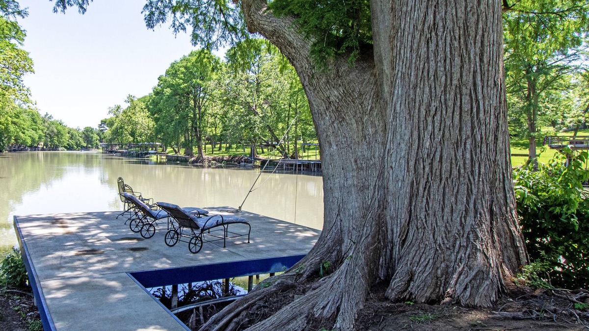 Seguin Cabin | Romantic Cabin for Two! 12 miles to Schlitterbahn/New Braunfels, Gruene Texas.