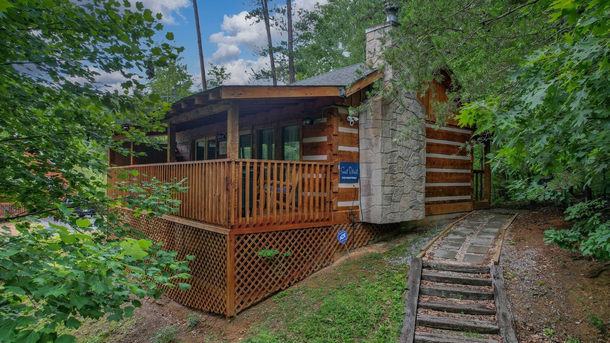 Sevierville Cabin | Romantic Cabin for 2! Private Hot tub! Close to Pforge and Gburg!