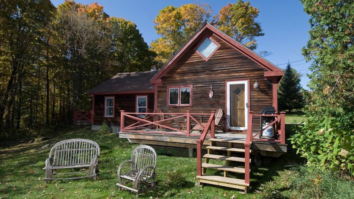 Stowe Hollow Cabin | Romantic Cabin: Pet Friendly, Close to Town, Wood stove, 1 Bdrm + Loft