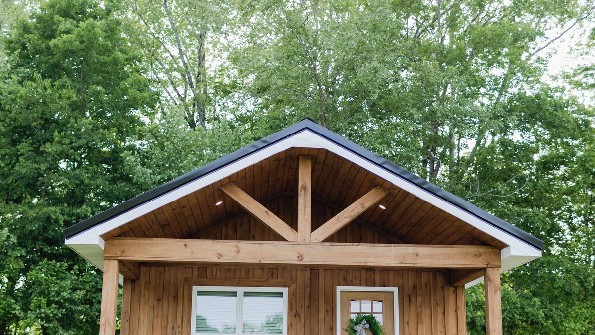 Dabolt Cabin | Romantic Cabin sitting on 18 acres of flat land surrounded by a creek!