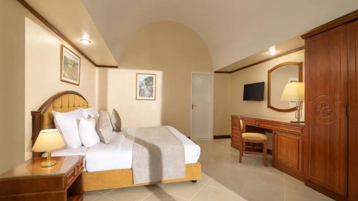 Wadi El Natrun Resort | Romantic Cairo Resort with Pyramid Vistas l 3 Relaxing Rooms, Pool & Spa Access