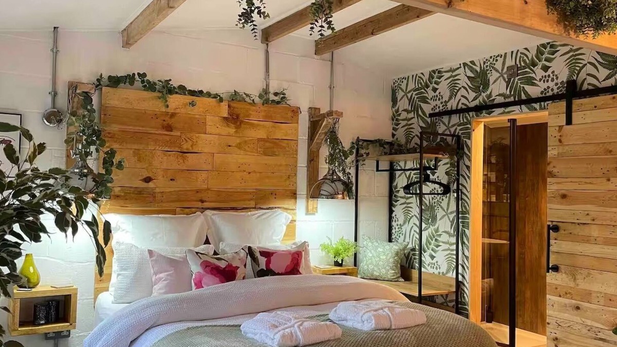 Nantwich Cabin | ROMANTIC COLONIAL LODGE WITH HOT TUB, RURAL CHESHIRE
