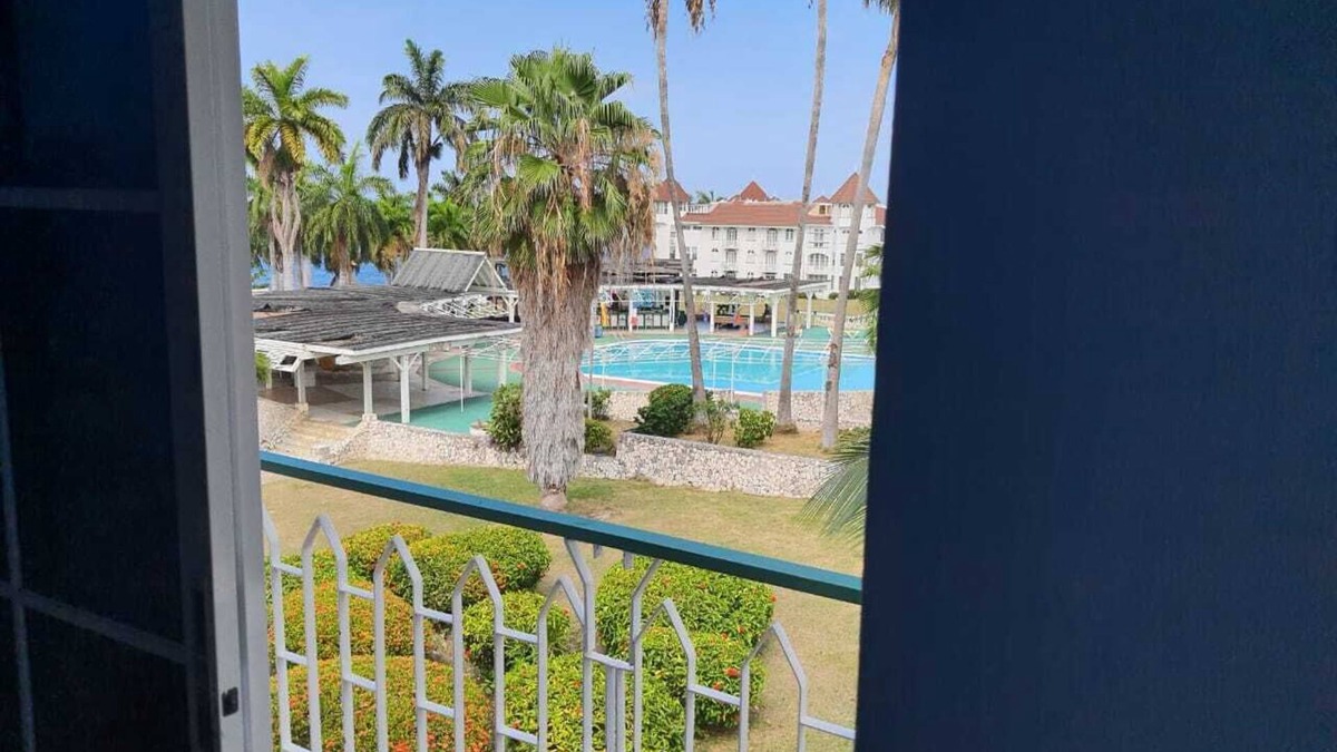 St.Bran's Burg Condo | Romantic condo with private beach and pool