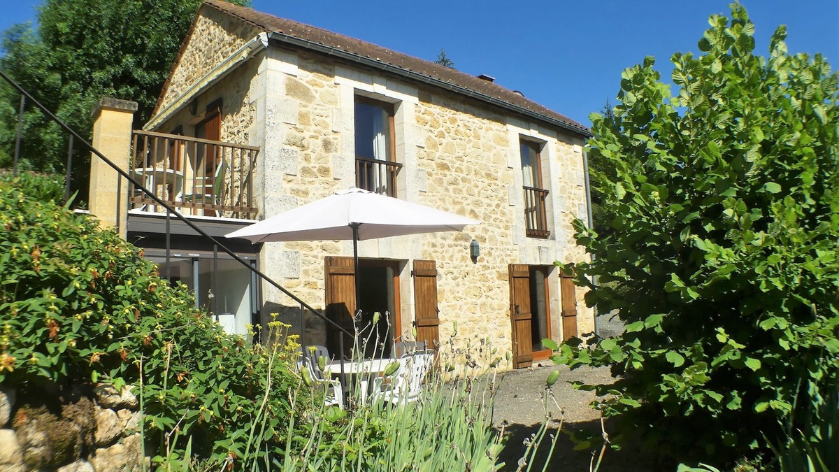 Castels House | Romantic cottage with huge swimming pool walking distance from medieval village