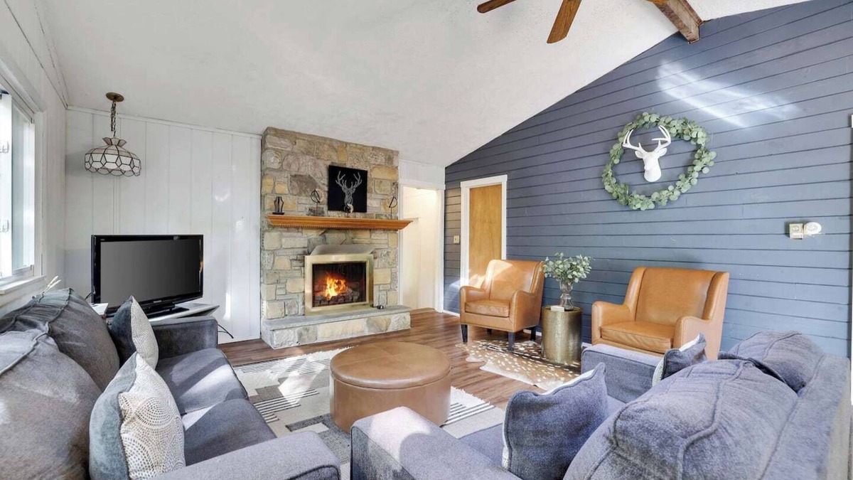Locust Lake Village Cottage | Romantic Cottage in Lake Community w Private Hot Tub