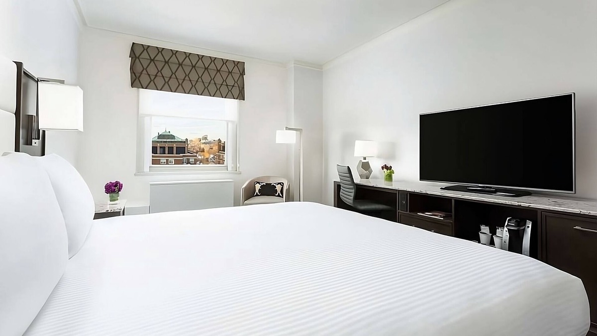 Downtown Boston Hotel | Romantic Couple Room in the Heart of Boston Theater District, Pets Are Allowed