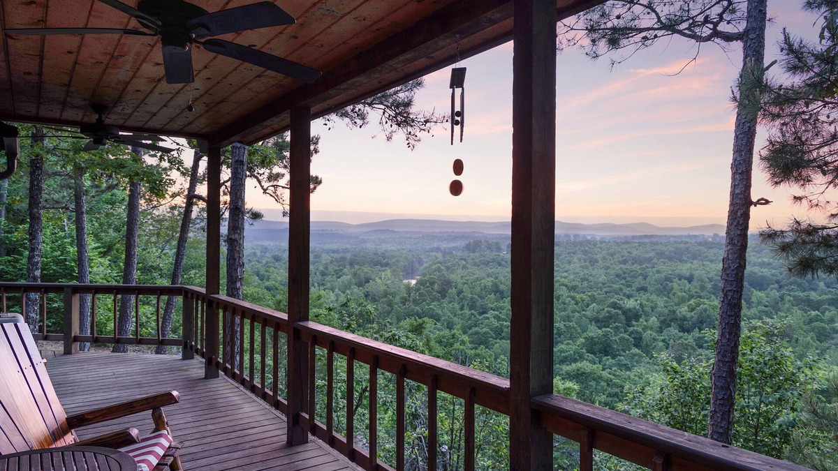 Octavia Cabin | Romantic Couples Cabin! Enjoy breathtaking sunrise views and quiet seclusion.
