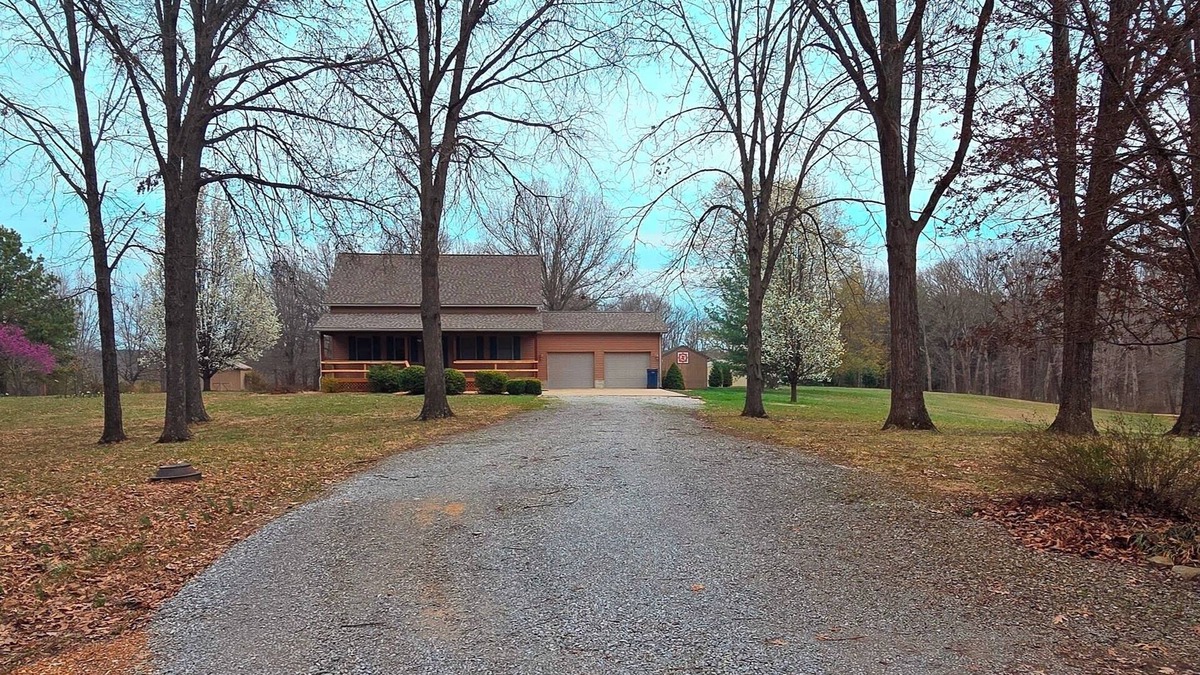 Bluford House | Romantic couples getaway in awesome Bluford with WiFi, Fireplace, and Game Room