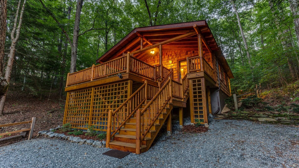 Mineral Bluff Cabin | Romantic Couples' Hide-Away- Remodel & Refurbishment w/WiFi on Toccoa River