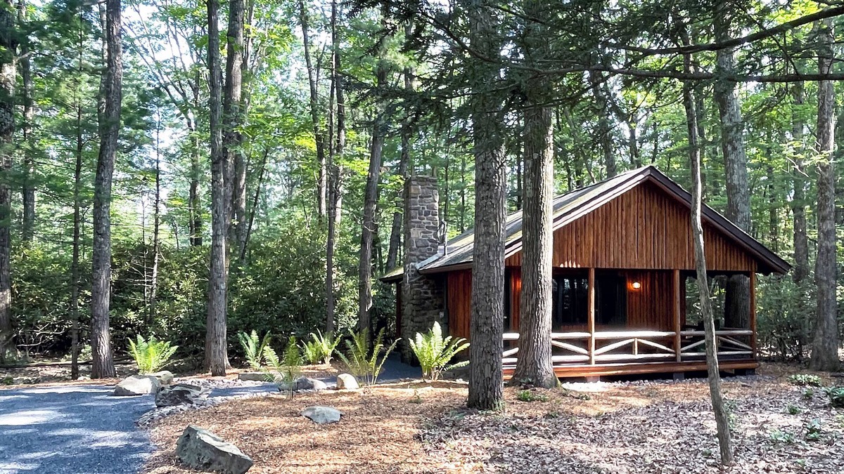 Reeders Cabin | Romantic Couples Log Cabin Suite in the Poconos with Jetted Tub