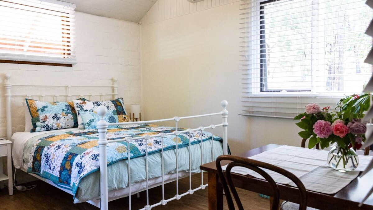 Maldon Cottage | Romantic couples mini cottage in large secluded garden — 5 min to town
