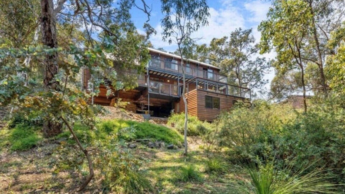 Darlington House | Romantic couples retreat with seasonal creek - Perth hills