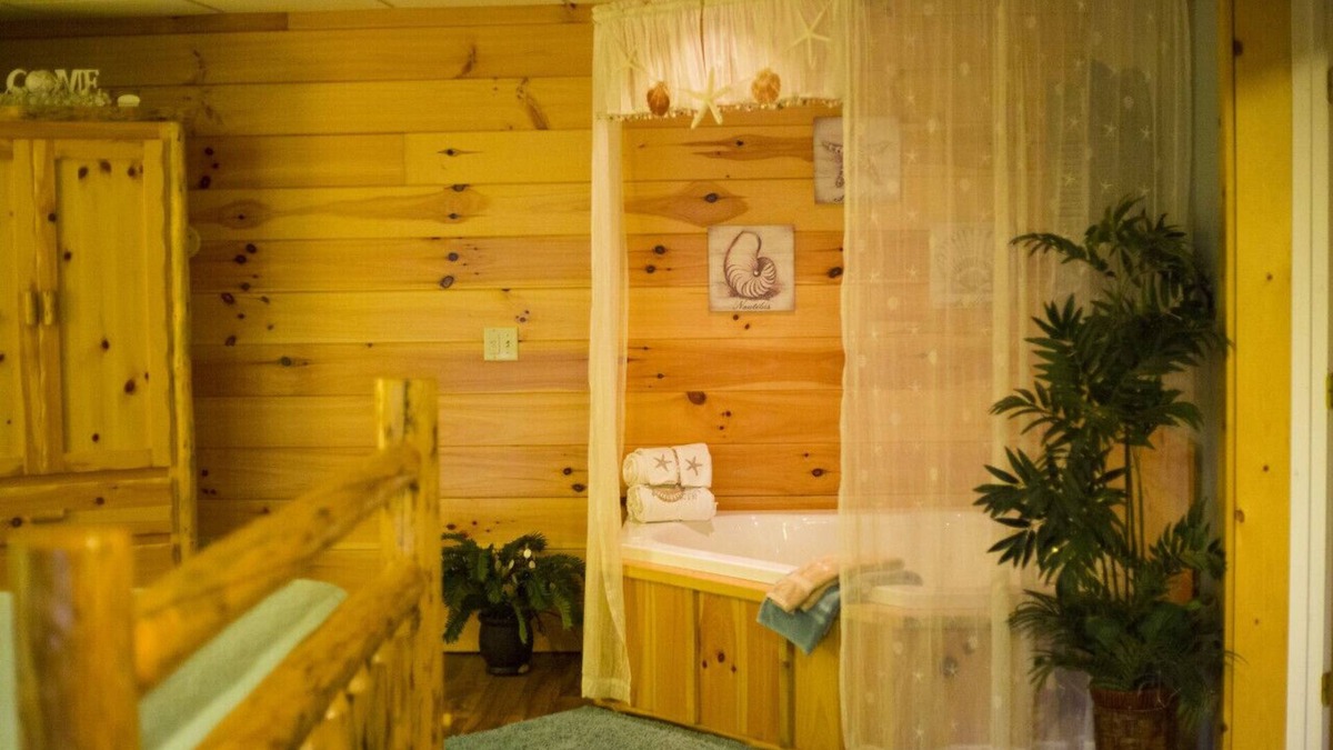 Millersburg Apartment | Romantic Couples Suite with Jacuzzi Tub and Kitchenette