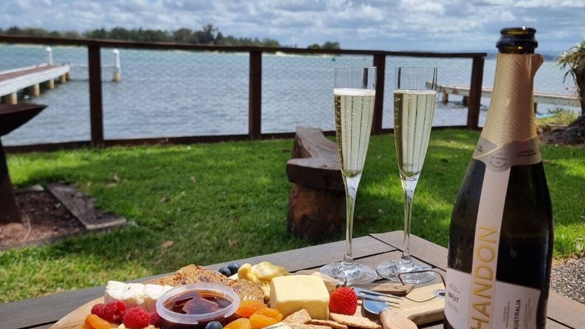 Marks Point Cottage | Romantic Couples Waterfront Escape