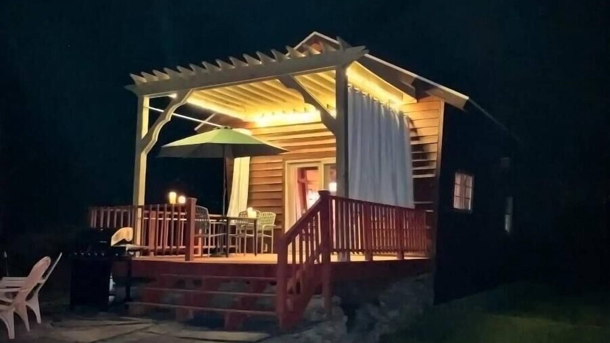 Colliersville Cabin | Romantic Cozy Cabin with a View of the Wetlands
