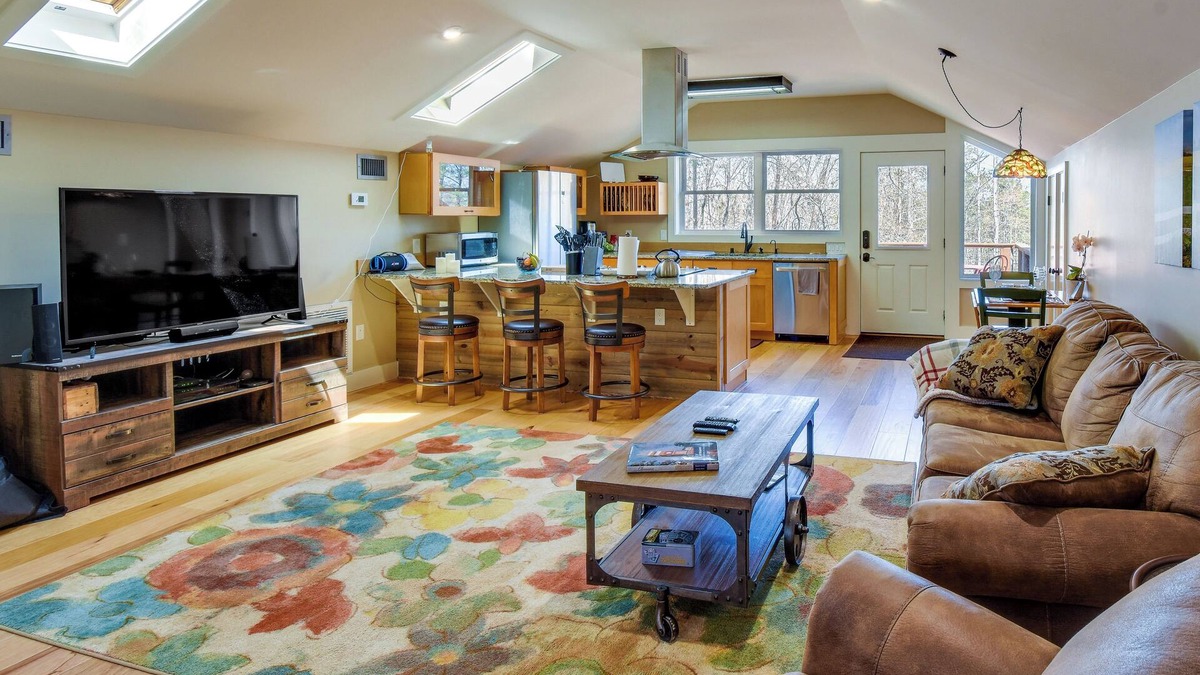 Central Apartment | Romantic, Cozy Loft w/Yard, 5 Miles to Clemson