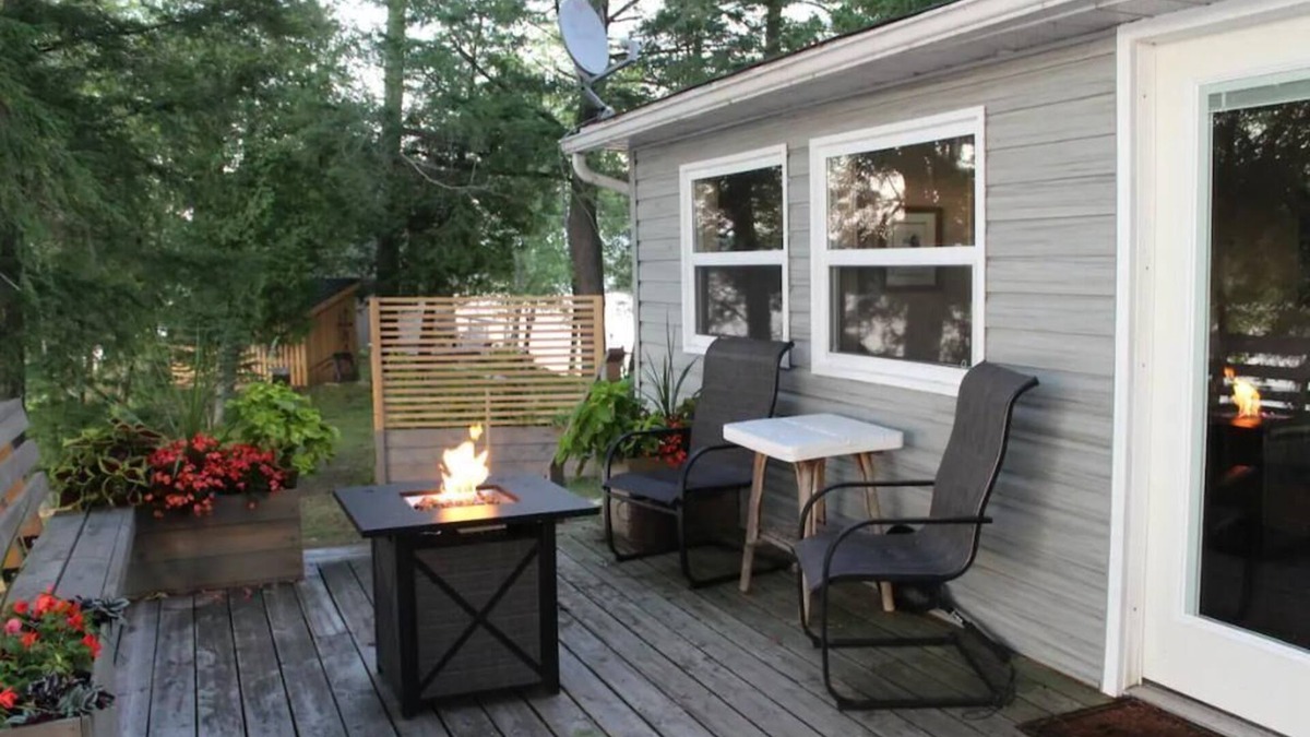 Sharbot Lake Cottage | Romantic dockside retreat.