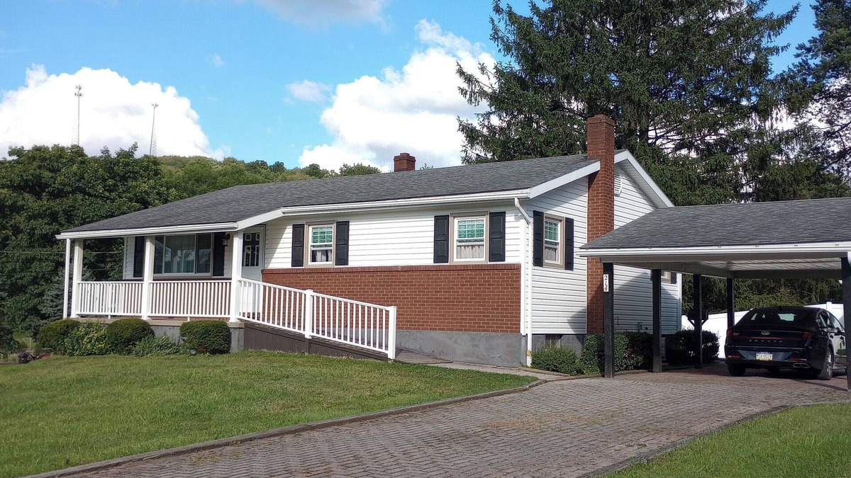 Patton House | Romantic/family-friendly 3-bedroom home with fireplaces, central AC, and WiFi