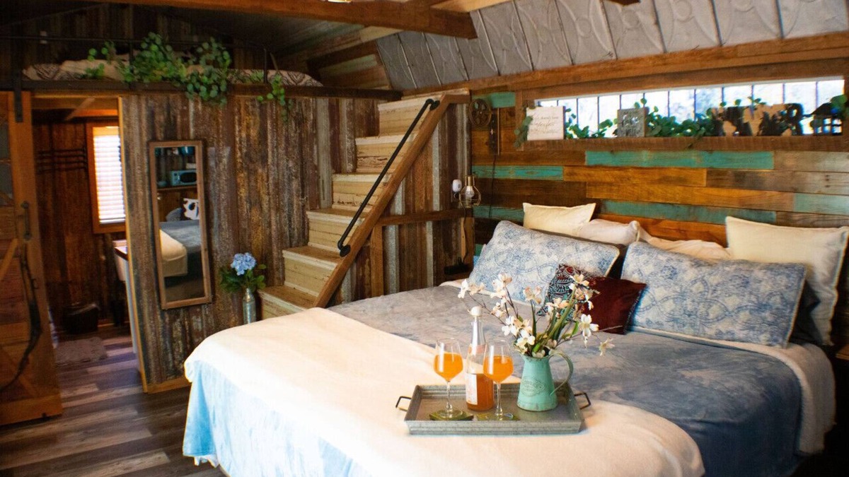 Anderson Cottage | Romantic Farm Stay | KING Bed, HOT TUB, Fire Pit, Porch Bed Swing *Rustic Retro*