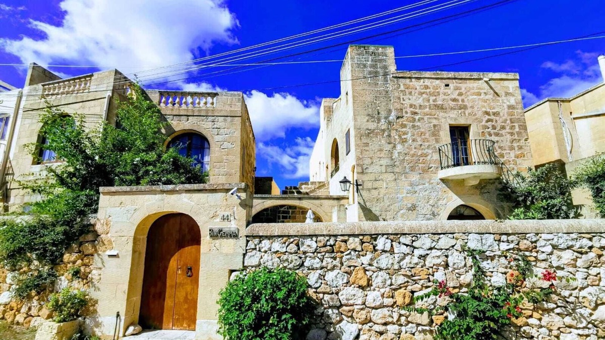 Nadur House | Romantic Farmhouse for up to 9 People with Pool and Sea View