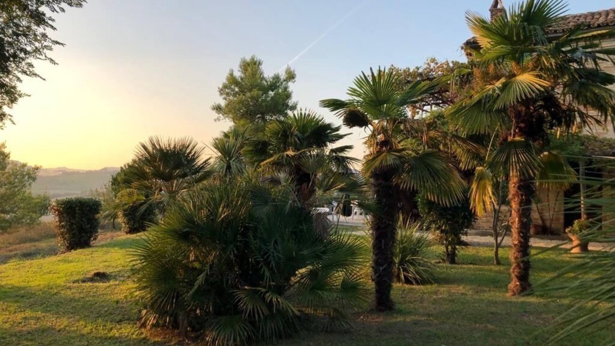 Montottone House | Romantic Farmhouse with pool and great garden, 30 minutes to the beach.