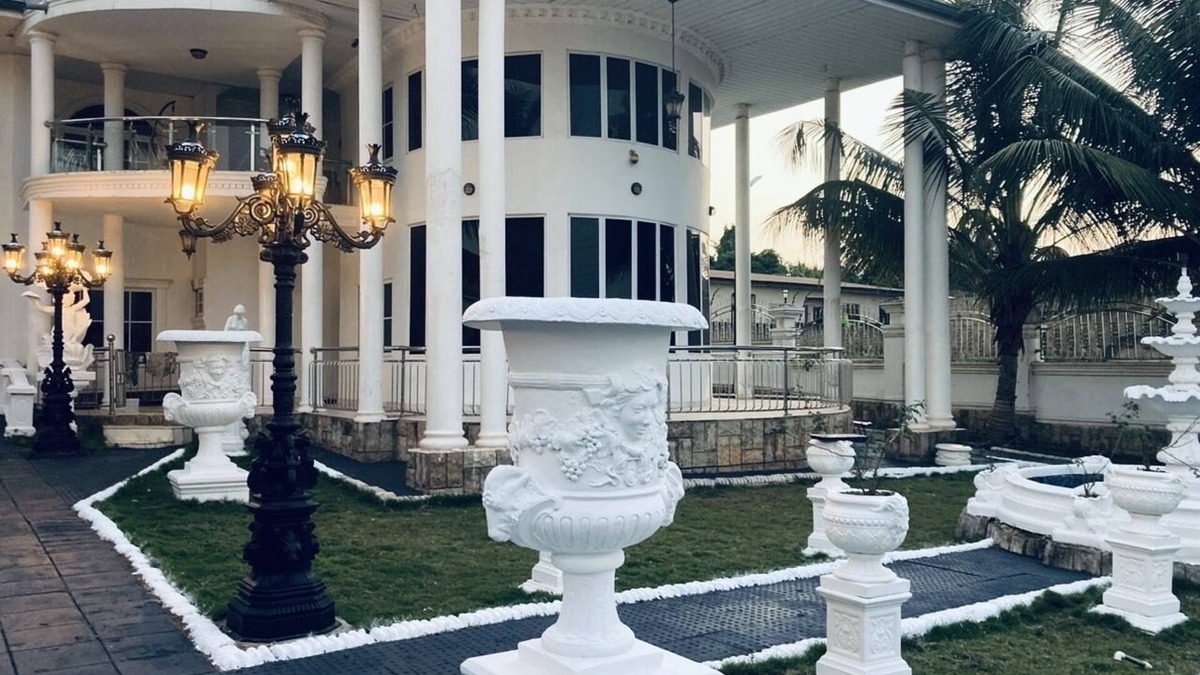 Kumasi Villa | Romantic French Rococo Mansion. Has 3-tiered Fountain Pool-25mins From Airport!
