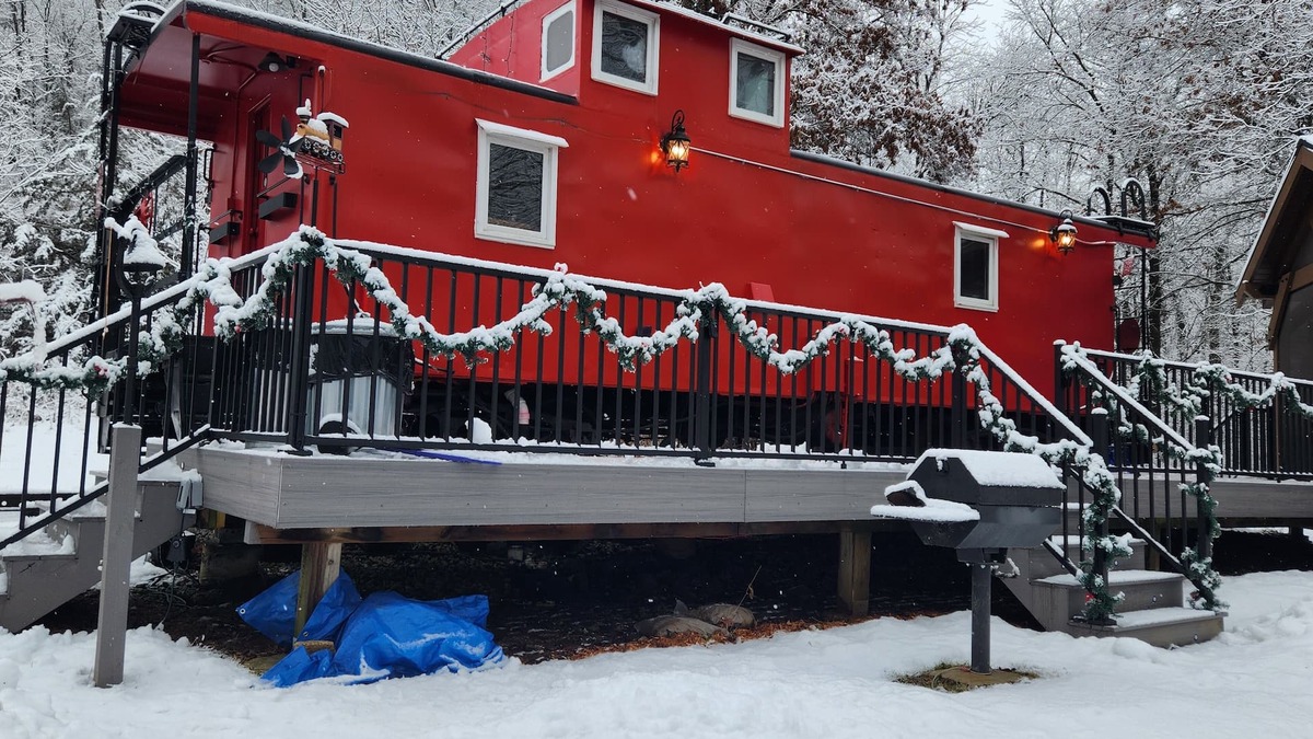 Ferryville House | Romantic Get-a-Way! 1954 Rail Road Caboose! Relaxing Hot Tub!