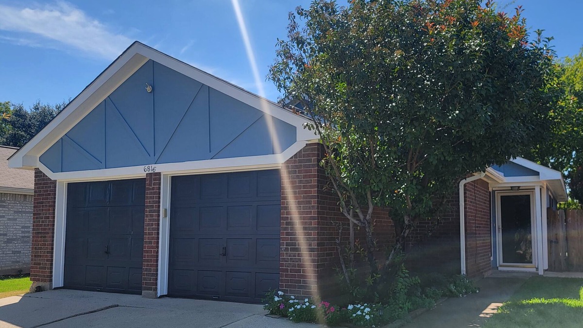Fort Worth House | Romantic Get-Away Located Central to Shopping, Dining & Entertainment!